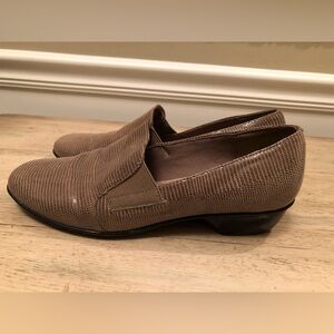 Walking cradles taupe classic. size 8M.